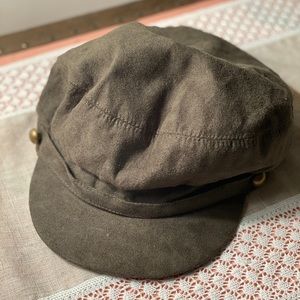 Olive green fisherman’s cap! 💚💘